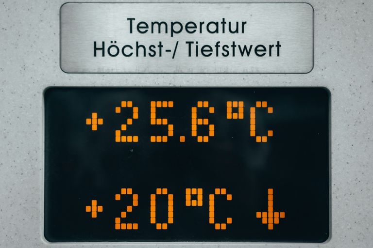 Digital weather station display showing a daily high of 25.6 degrees Celsius and a daily low of 20 degrees Celsius